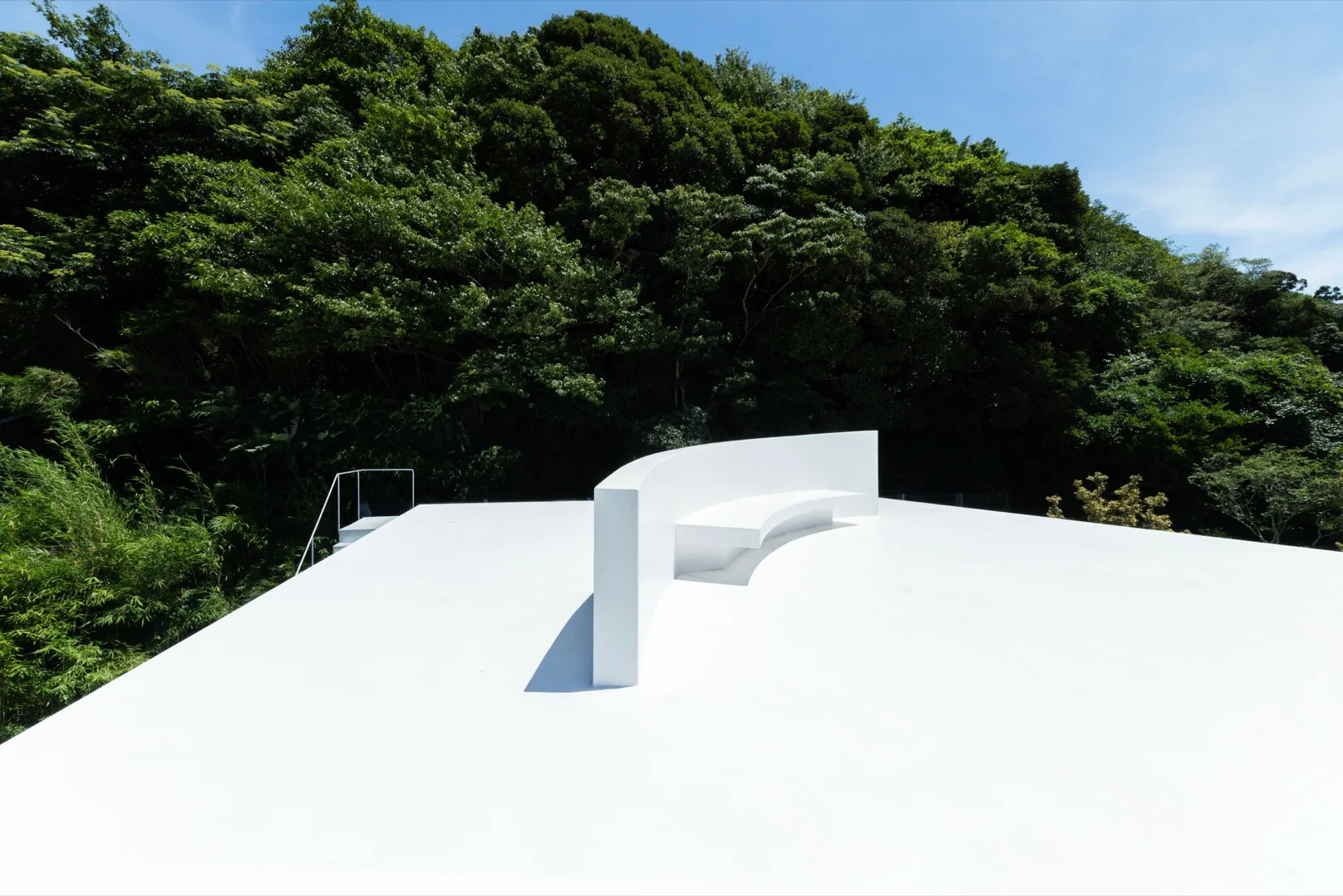 白いアーチ型ベンチのあるルーフトップ